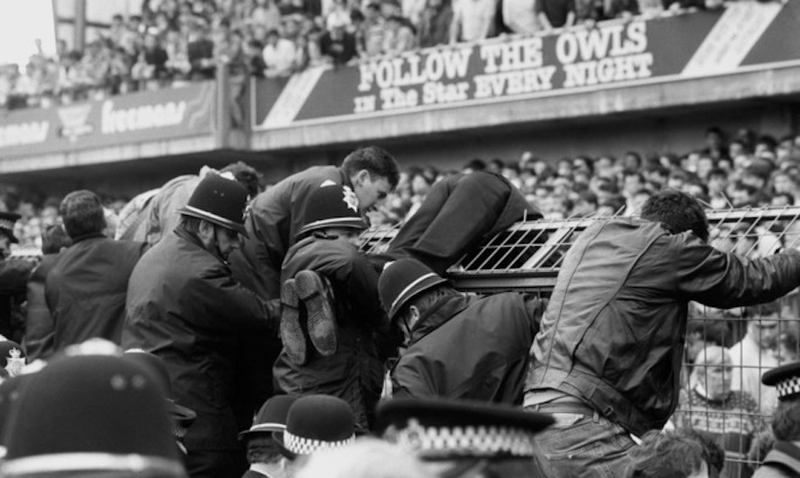 Illustration for article titled PĂĄnico en Hillsborough: el dĂa que un estadio de fĂștbol se convirtiĂł en una trampa mortal